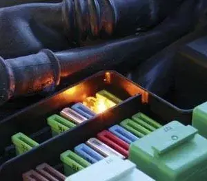 Siguranta auto cu indicator luminos 20A galben Velleman 19x13mm